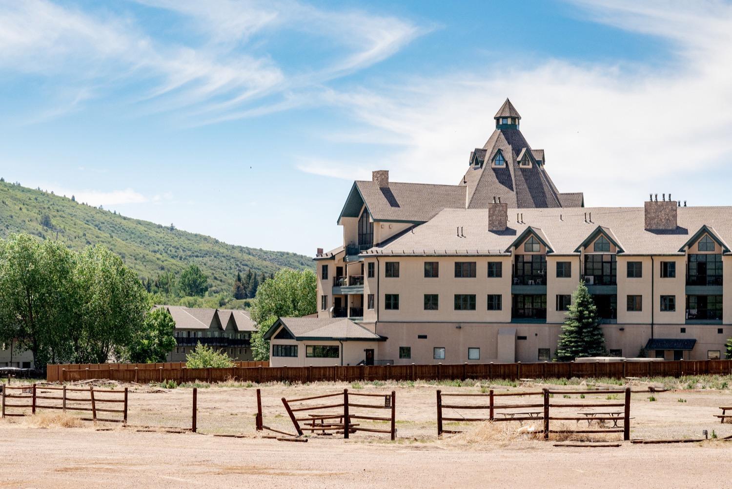 Mountain Views Galore - Avon Condo - Walk To Town Exterior photo